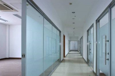 办公室安装玻璃隔断有什么优势和弊端