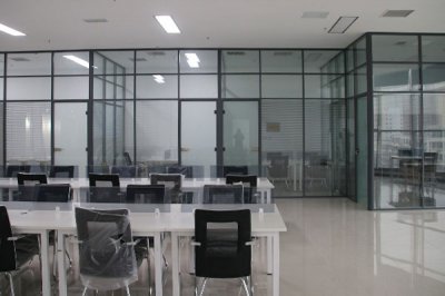 办公室改造，如何正确的选择玻璃隔断？