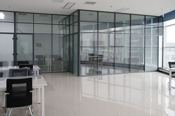 办公室工作区如何选择安装玻璃隔断