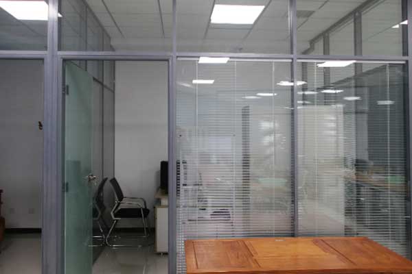办公室装修选择玻璃隔断有哪些好的建议？