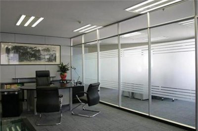 这两种办公室玻璃隔断，几乎每个办公场所都有它们的身影！