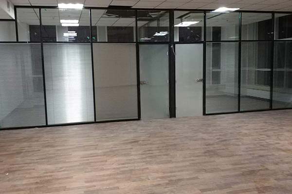 为什么玻璃隔断在办公环境中那么常见？