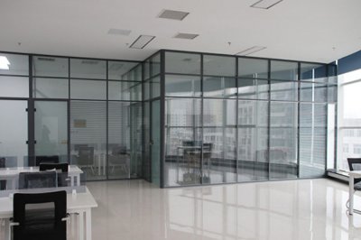 为什么说玻璃隔断是办公室装修的最佳选择