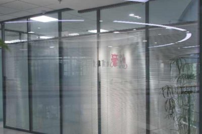 卫生间玻璃墙- -聚美玻璃隔断在卫生间的使用