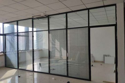 聚美办公室玻璃隔断：打造开放式办公环境