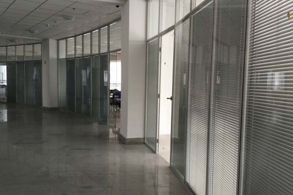 办公室玻璃隔断不仅仅是划分区域功能那么简单