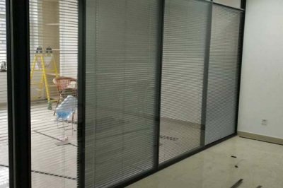 双玻百叶玻璃隔断的办公室中的应用