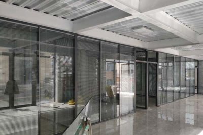聚美:办公室双玻璃百叶隔断的安装工序