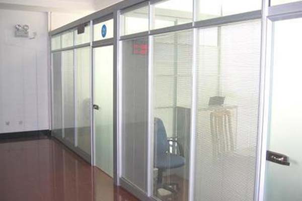 双玻办公室玻璃隔断墙顺应未来办公室玻璃隔断的发展趋势