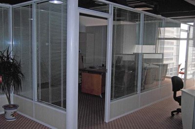 办公室玻璃隔断适合办公室各区域使用