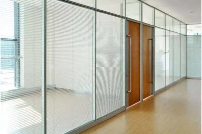 办公室玻璃隔断有很多种类，如何选择合适的？