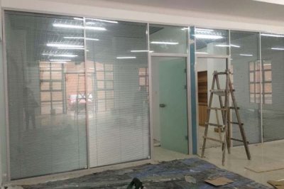 办公室玻璃隔断可以重复拆装利用，安装简便。