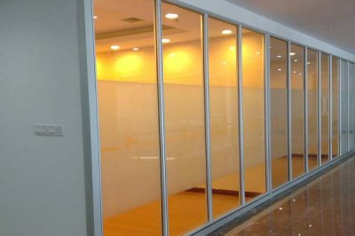 办公室玻璃隔断墙上布局简单，集多种功能于一体