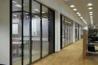办公场所使用玻璃隔断有哪些优势？平时如何保养它？