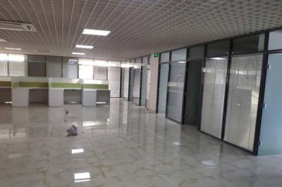 双玻百叶玻璃隔断墙在办公场所普遍使用，受欢迎程度很高