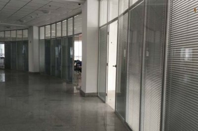  玻璃隔断已经成为众多办公场所的装修特色
