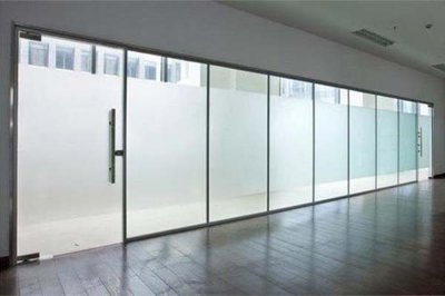 选用玻璃隔断来设计办公室空间需要注重哪些方面？