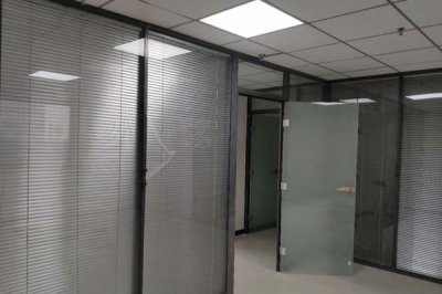 使用办公室玻璃隔断墙，室内环境立马不一样