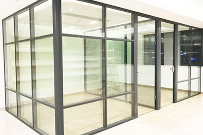 办公室玻璃隔断内部与外部的优点分别是什么
