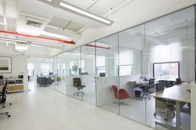 办公室玻璃隔断设计要做到和整体风格和谐搭配
