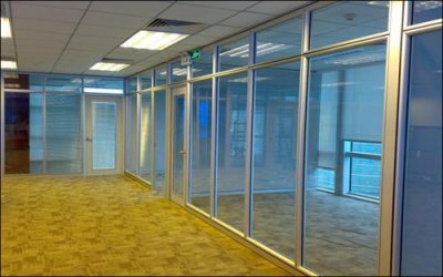 办公室安装玻璃隔断墙的好处有哪些