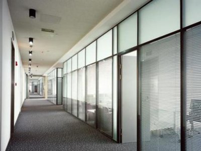 安装办公室玻璃隔断如何省钱?