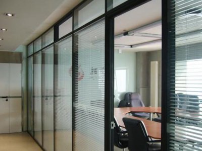 办公室玻璃隔断中的办公玻璃养护的窍门有哪些