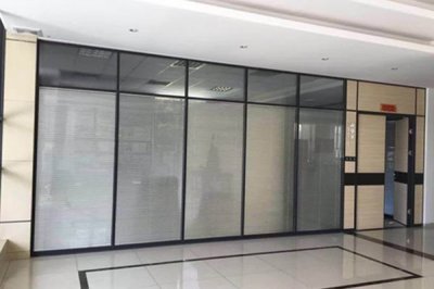 济南办公室玻璃隔断用在办公室装修中有哪些好处