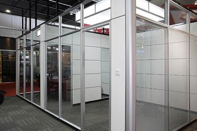 办公室装修中使用青岛玻璃隔断的原因