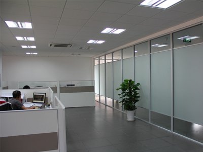 办公室装修使用玻璃隔断墙,打造理想办公空间