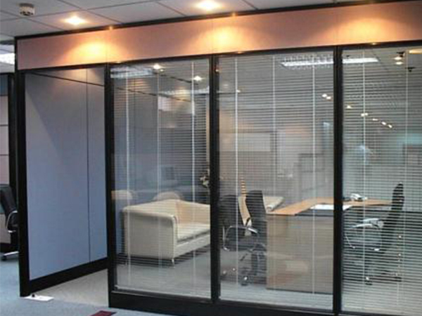 办公室玻璃隔断的四种常见类型