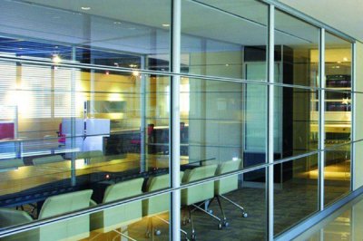 办公室玻璃隔断常用的材料 安装隔断框架的方法