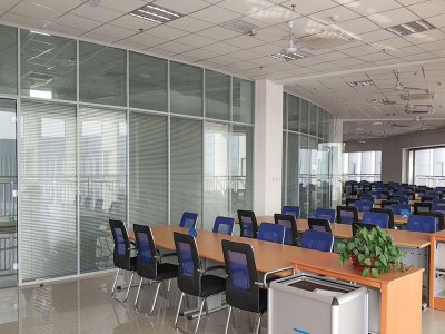 双层百叶办公室玻璃隔断的优点有哪些?