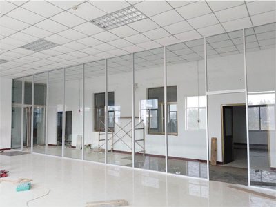 济南办公室玻璃隔断设计一定要考虑到职员的工作性质