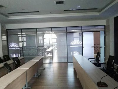 济南中小型办公室怎样选择玻璃隔断墙?