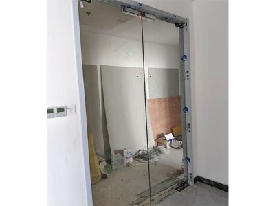 济南办公室玻璃隔断墙如何做好清洁和保养