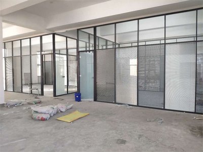 济南玻璃隔断在办公空间安装有哪些技巧？