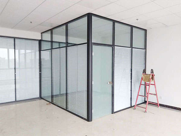 用玻璃隔断装饰办公室，能打造理想的办公空间