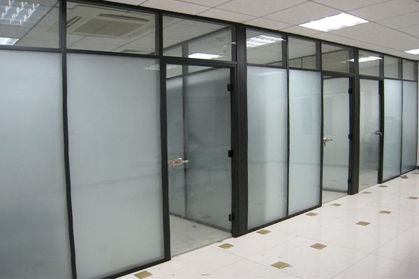 办公室玻璃隔断装修要注重的因素