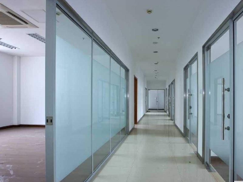 办公室玻璃隔断设计的重要性：环保简约、淡化办公室阶级观念