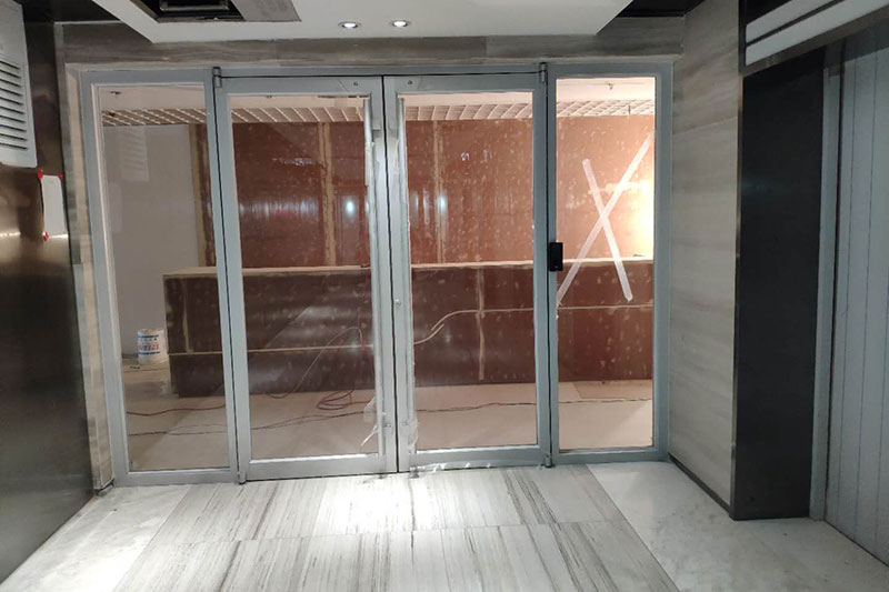 济南店面玻璃隔断工程案例